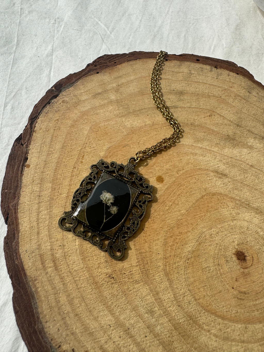 THE VICTORIAN LOCKET - Vintage Pressed Flower Pendant Necklace