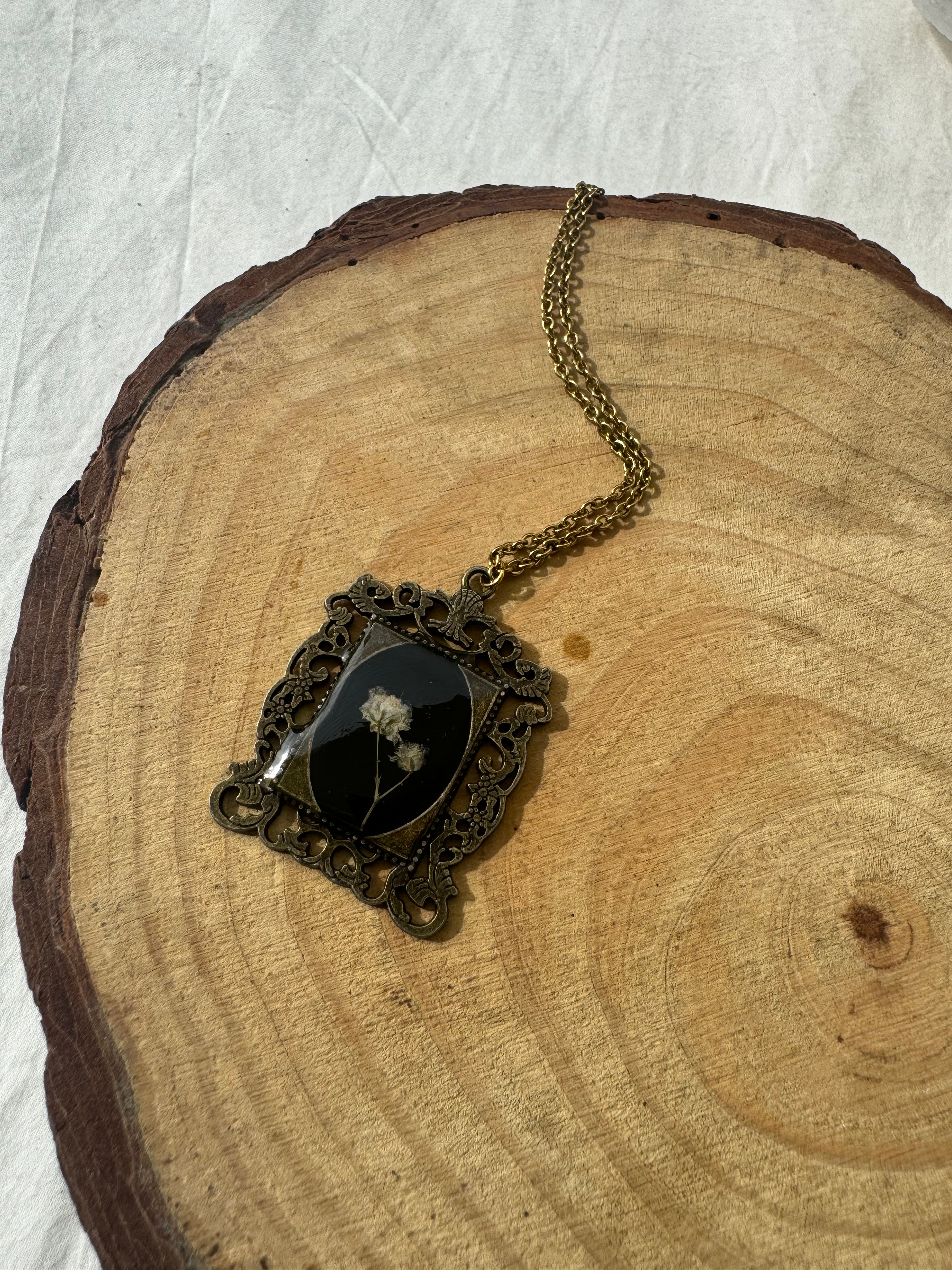 THE VICTORIAN LOCKET - Vintage Pressed Flower Pendant Necklace