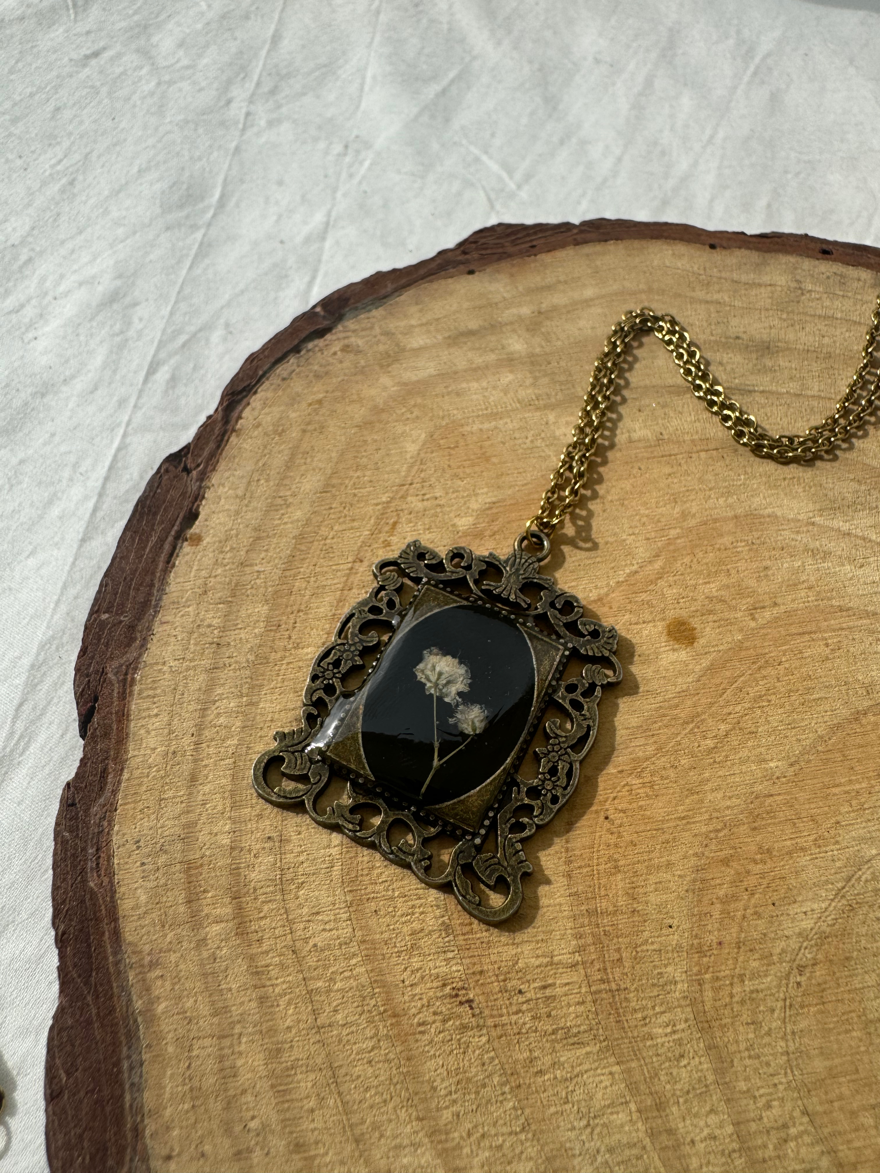 THE VICTORIAN LOCKET - Vintage Pressed Flower Pendant Necklace