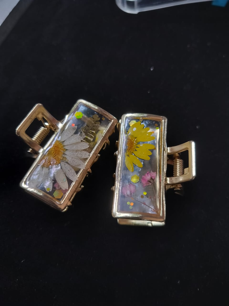 YELLOW WHITE RESIN CLIP