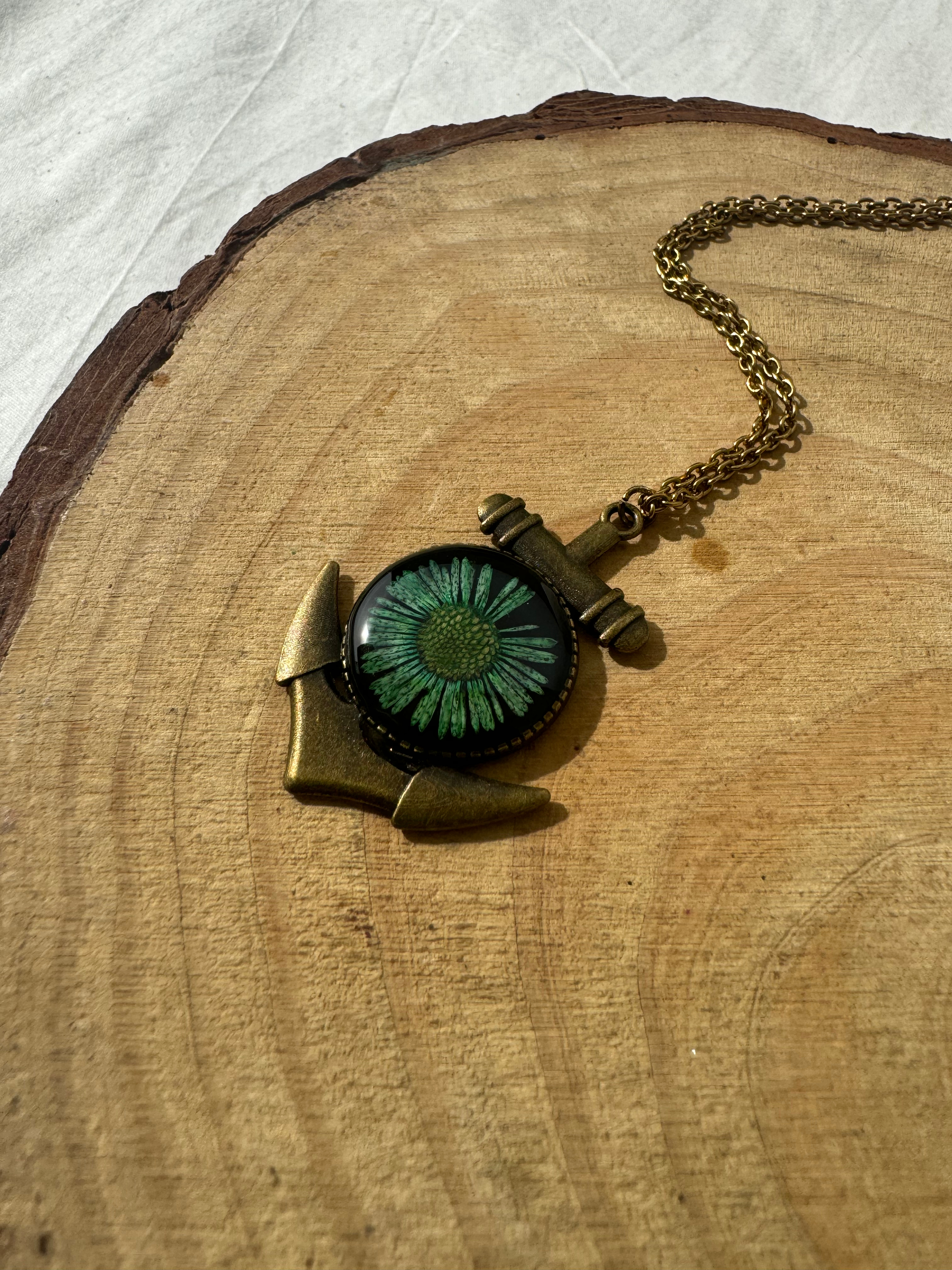 EMERALD DAISY ANCHOR - Vintage Pressed Flower Pendant Necklace