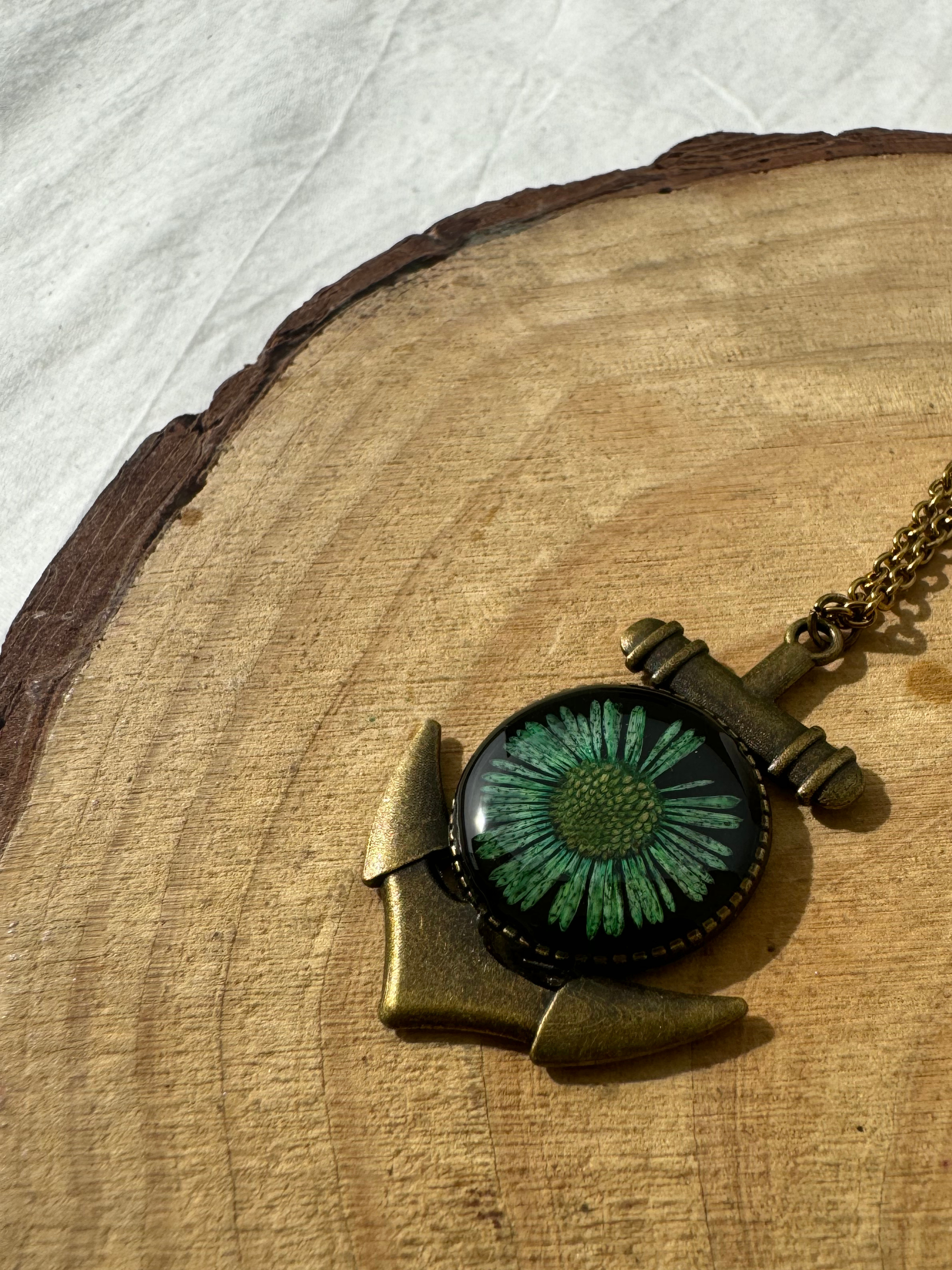 EMERALD DAISY ANCHOR - Vintage Pressed Flower Pendant Necklace