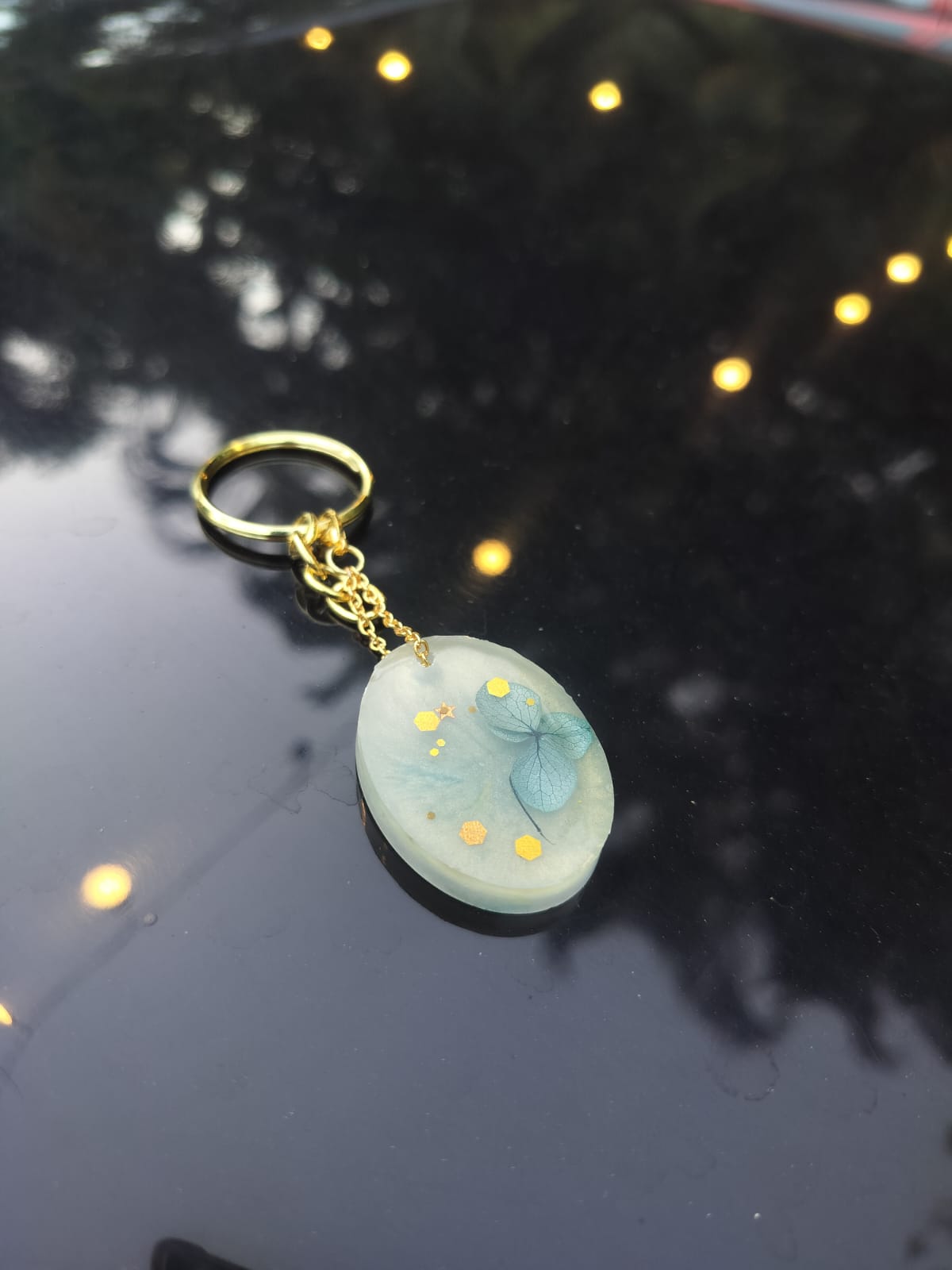 WHITE OVAL BLUE KEY CHAIN